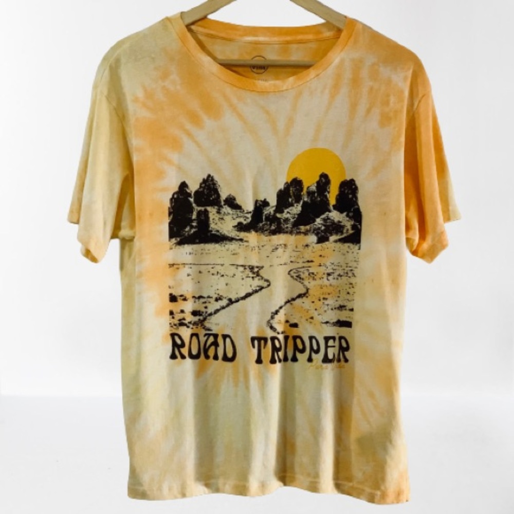 PURA VIDA ROADTRIPPING GRAPHIC TEE